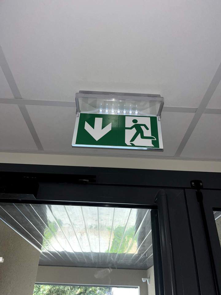 Installation de blocs autonomes d'éclairage de sécurité Normandie